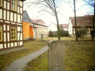 Kirchhof im Norden nach Osten mit (veränderten) Gaden in Fachwerkausführung sowie sichtiger Kirchhofmauer im Nordnordosten