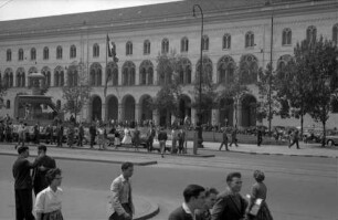 München: Universität, von der gegenüberliegenden Straßenseite