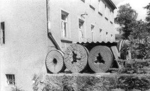 Panschwitz-Kuckau-Bocka. Hustemühle, Mühlsteine