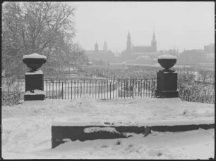 Dresden-Neustadt, Japanisches Palais, Blick vom Garten auf das Neustädter Elbufer nach Südosten auf die Altstadt im Winter