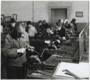 Lehrlinge in einem metallverarbeitenden Handwerksbetrieb