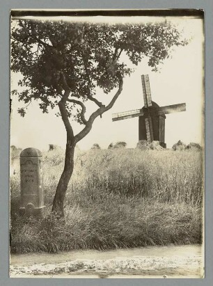 Auf aufgeweichten Boden vor Holzhausen : Apelstein Nr. 27 (zur Erinnerung an die Schlacht bei Leipzig am 18.10.1813) und Bockwindmühle