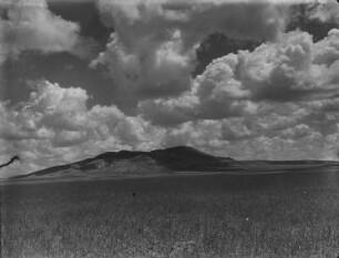 Landschaft : Blick über eine Landschaft. Im Hintergrund vermutlich Vulkane.