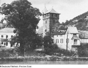Dausenau. Westlicher Torturm der Stadtbefestigung (1351/1400, Dach 1929). Ansicht über die Lahn