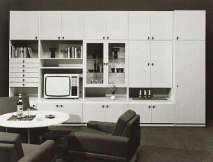 Anbauwand "Poel" : Wohnzimmermöbel. Anbauwand (1976; Möbelkombinat Nord (MKN)). Ansicht mit Sitzgruppe und Couchtisch