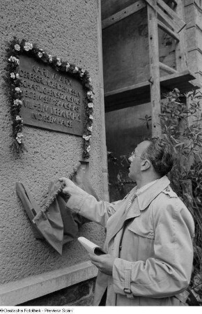 Oberbürgermeister Erich Uhlich während des Enthüllens der Gedenktafel