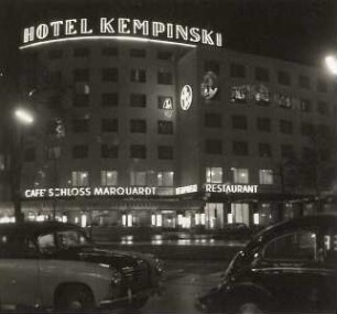 Berlin, Kurfürstendamm. Hotel Kempinski. Nachtaufnahme