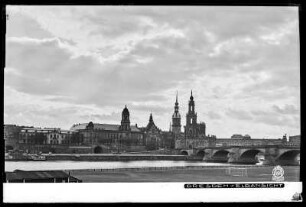 Dresden, Elbansicht auf Altstadt, Blick vom Neustädter Ufer