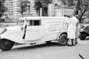 Berlin. Wäsche-Transportfahrzeug (Wäscherei Zielke) mit dem Werbeslogan : "Im Osten waschen ganz verkehrt, weil's hier die Arbeitslosen mehrt!"