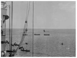 Saint-Pierre, Martinique. Blick von Deck eines Hochseepassagierdampfers auf Boote mit Einheimischen und Touristen in Rettungsbooten beim Einbooten vor der Küste