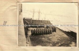 Angehörige der Ordnungspolizei in Aufstellung auf dem Kasernenhof