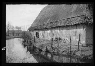 Comines (Dep. Nord, Frankreich): "flandrischer Bauernhof" neben einem Gewässer (Längsansicht)