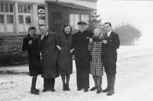 Gruppe vor dem Ausflugslokal "Waldesruhe" während eines Winterausfluges im Erzgebirge