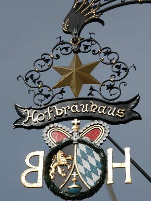 Wirtshausschild am Marktplatz in Traunstein, Bayern