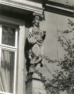 Dresden-Südvorstadt, Liebigstraße 8. Villa (1873; Bär). Fenster (1. OG, links). Rechte Karyatide
