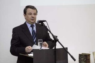 Übergabe von Büchern an Sächsisches Landesgymnasium Sankt Afra Meißen durch Dr. Thomas Bürger (SLUB) im Beisein von Staatssekretär Dr. Frank Schmidt (SMWK) und Schulleiter Dr. Werner Esser