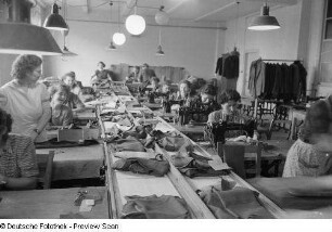 Industrienäherinnen an Naumann-Nähmaschinen in der Deutschen Handelszentrale Leder