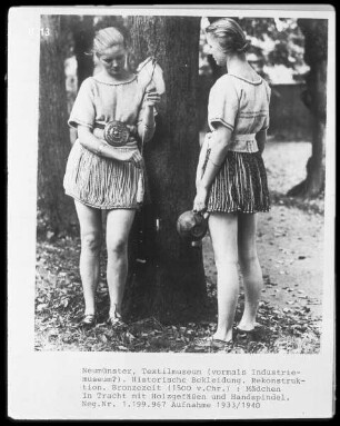Historische Bekleidung: Frauentracht der Bronzezeit (Jungfrauentracht mit Gürtelscheibe)