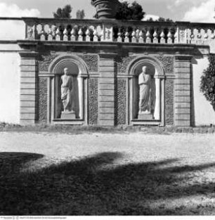 Villa Doria Pamphilj, Terrassenmauer zwischen Giardino Segreto und Giardino del Teatro