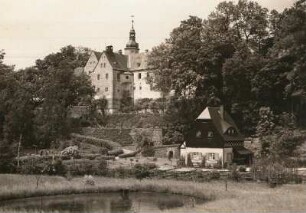 Pfaffroda, Schloß : Südseite des Schlosses mit Gärtnerhäuschen