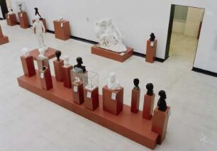 Denkmal für Victor Hugo (Großes Modell) : Raumaufnahme Ausstellungssaal. Ansicht von der Empore über die Gruppe von Büsten und Porträtköpfen zu "Johannes d. T." und "Denkmal für Victor Hugo (Großes Modell)"