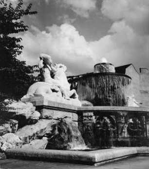 Wittelsbacher Brunnen : Wittelsbacher Brunnen (1890/1895; A. von Hildebrand). Rückenansicht der Allegorie der Zerstörung. München, Lenbachplatz
