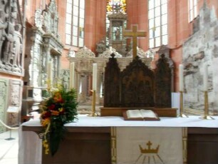 Stadtkirche-Chor Innen - Ansicht nach Osten über Altar mit reichhaltig ornamentierten Epitaphien meist derer zu Löwenstein-Wertheim in Übersicht