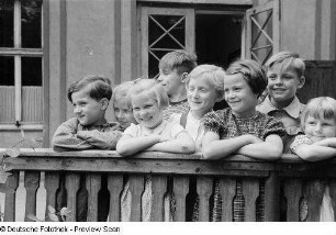 Lachende Kinder an einer Brüstung