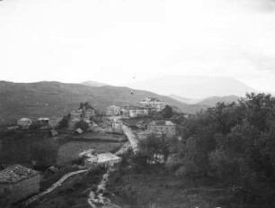 Dorf : Blick auf ein Dorf in den Bergen