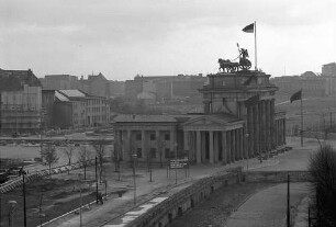 Berlin: Reichstagsgebäude; vom Sitzungszimmer auf Brandenburger Tor mit Mauer