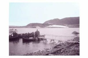 Smerenbergbucht, Spitzbergen. Passagiere des Dampfers "Victoria Luise" beim Einbooten