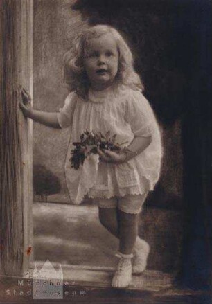 Kleines Mädchen in weißem Kleid