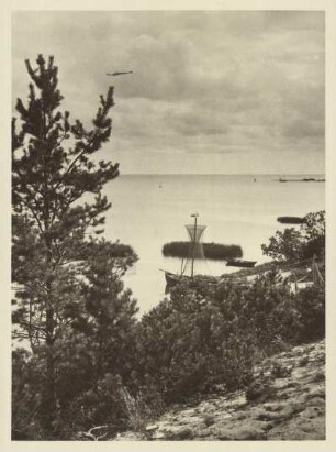 Ostpreußen. Kurische Nehrung. Blick von Nidda auf das Kurische Haff. Am Strand liegt ein Kurenkahn