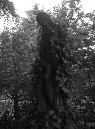 Grabmal der Familien Günther und Keller : Grabmal der Familien Günther und Keller. Sandstein (um 1918). Dresden-Kaditz, Mittlerer Friedhof (sogenannter Franzosenfriedhof)