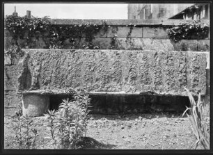 Fragment des alten Türsturzes mit Reliefdarstellung der Auferstehung des Lazarus