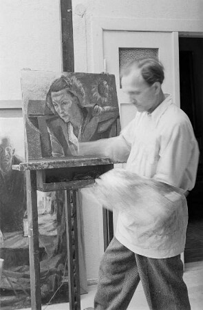 Porträt des Kunstmalers Hermann Bruse bei der Arbeit : Porträt des Kunstmalers Hermann Bruse bei der Arbeit