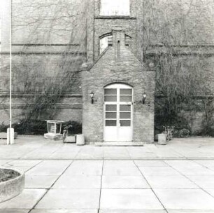 Cottbus, Sandower Straße 19. Gewerbliche Berufsschule (ehemalige Knabenmittelschule; 1896), Portalvorbau