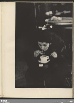 Femme au Bistro