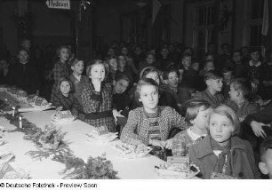 Kinder auf der Weihnachtsfeier des VEB Offizin "Andersen Nexö"