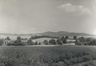Wilthen. Ostteil des Ortes. Blick über das Butterwassertal zum Czorneboh