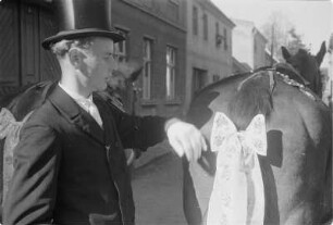 Osterreiter in Wittichenau. Schweifschleife eines Osterpferdes. : Křižer w Kulowje. Wupyšena wopuš jutrowneho konja.