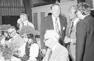 Freiburg: Festakt im Hangar; Gruppen mit Oberbürgermeister Keidel, Gen. Fuhr (3. Franz. Div.), Trachten