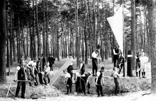 Kinder aus dem Kindererholungsheim Sadowa bei militärischen Spielen im Wald