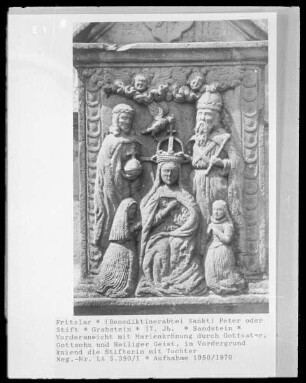 Grabstein mit Marienkrönung und Stifterinnen