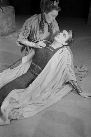 Szenenbilder aus dem Stück "König Oedipus" von Sophokles am Deutschen Theater Berlin : Szene mit Gerda Müller als Königin Iokaste und Gustaf Gründgens als König Oedipus