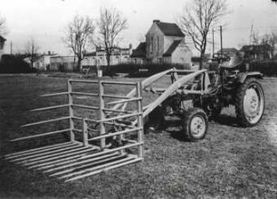 Stallarbeitsmaschine RS 09 mit Frontlader T 150 und Häckselkorb