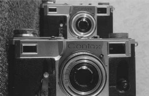 Aufnahme von zwei Contax Fotoapparaten