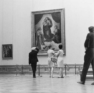 Die Sixtinische Madonna : In der Gemäldegalerie Alte Meister: Besucher vor der Sixtinischen Madonna von Raffael