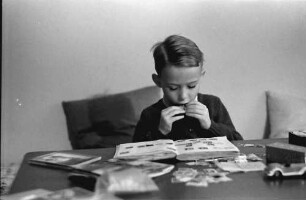 Bukarest: Wohnung Schmidt, Schmidt (Junior) beim Briefmarkenkleben