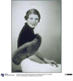 Frau in Kleid und Cape von Jean Patou